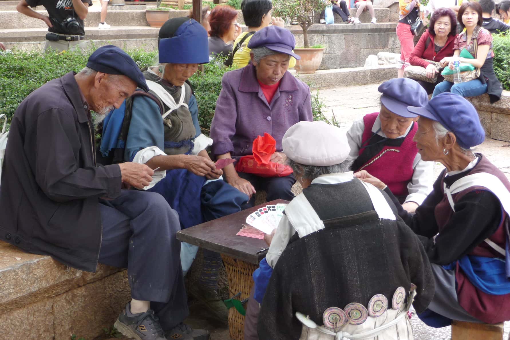 Kartenspieler am Hauptplatz von Lijiang
