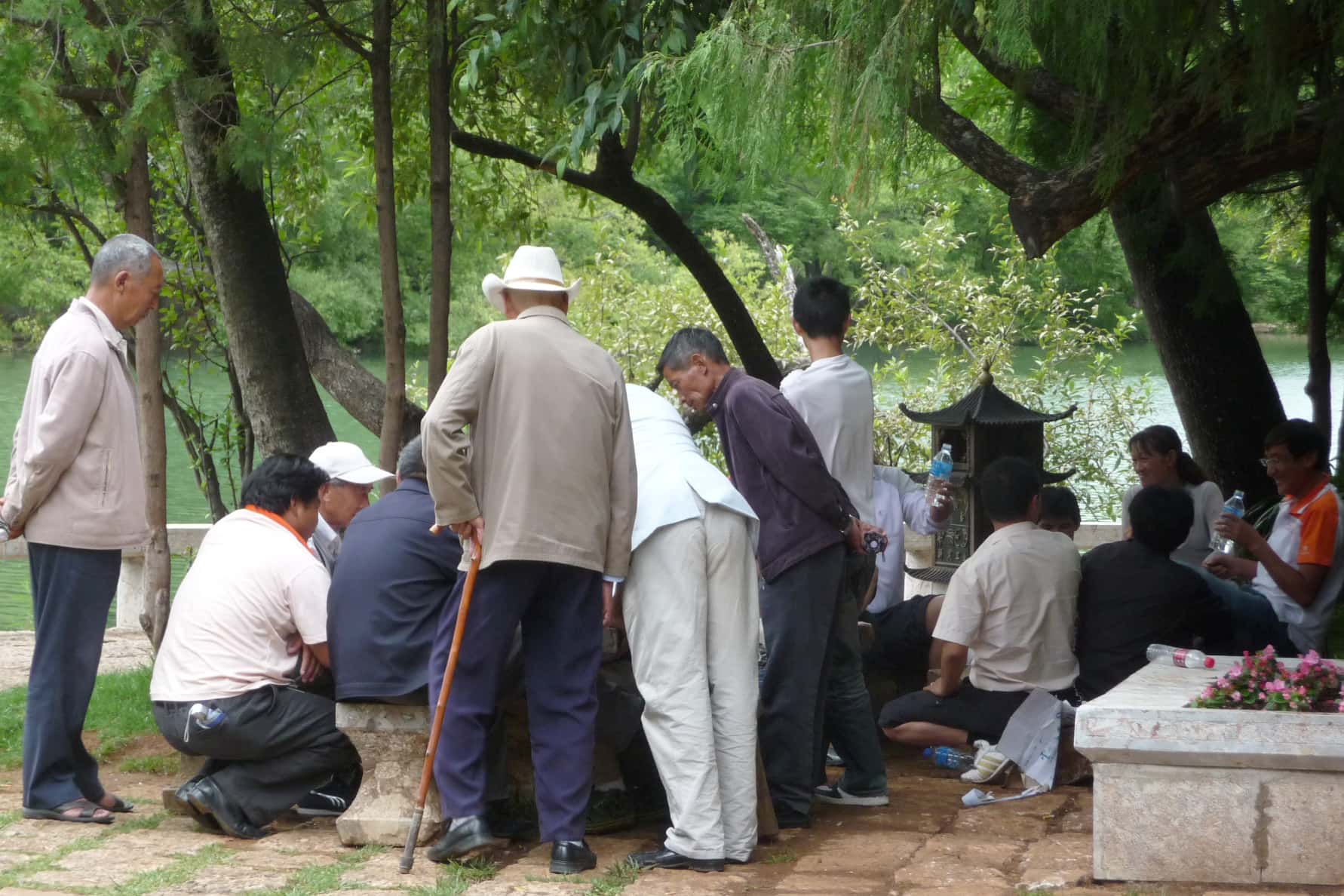 Menschengruppe im Park von Lijiang